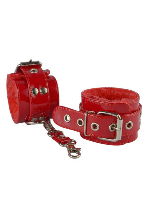 Красные лаковые наручники с меховой отделкой